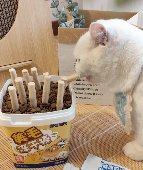 猫粮哪个牌子好又安全？选对美毛冻干棒让猫咪摆脱掉毛困扰(图3)