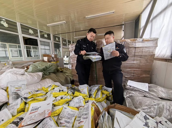 九游体育网站：假猫粮价格低于正品50%以上猫咪吃完呕吐！上海警方成功抓获制售假冒某品牌猫粮犯罪团伙(图3)