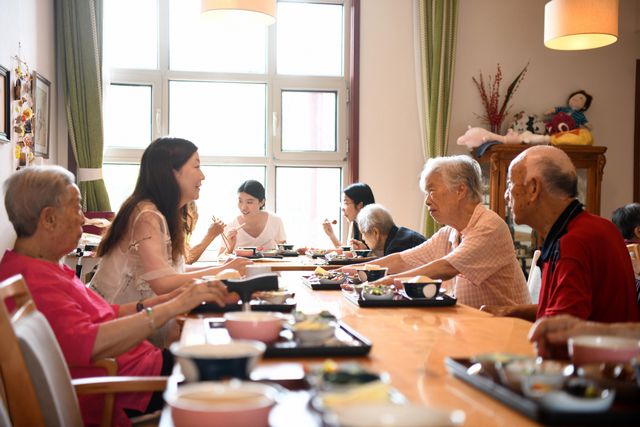 九游体育：被困在时间里的老人(图3)