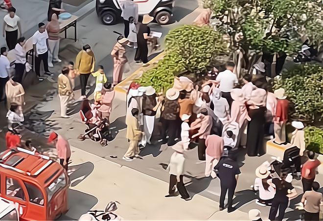九游体育网站：山东：小区端午免费包粽子大妈连盆都端走了还围堵物业要鸡蛋(图4)